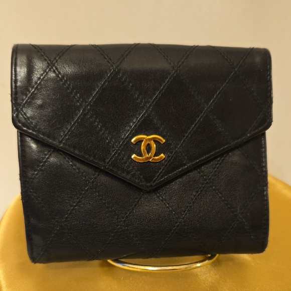Chanel Vintage Black Quilted Wallet with Gold CC Logo - Picture 1 of 16